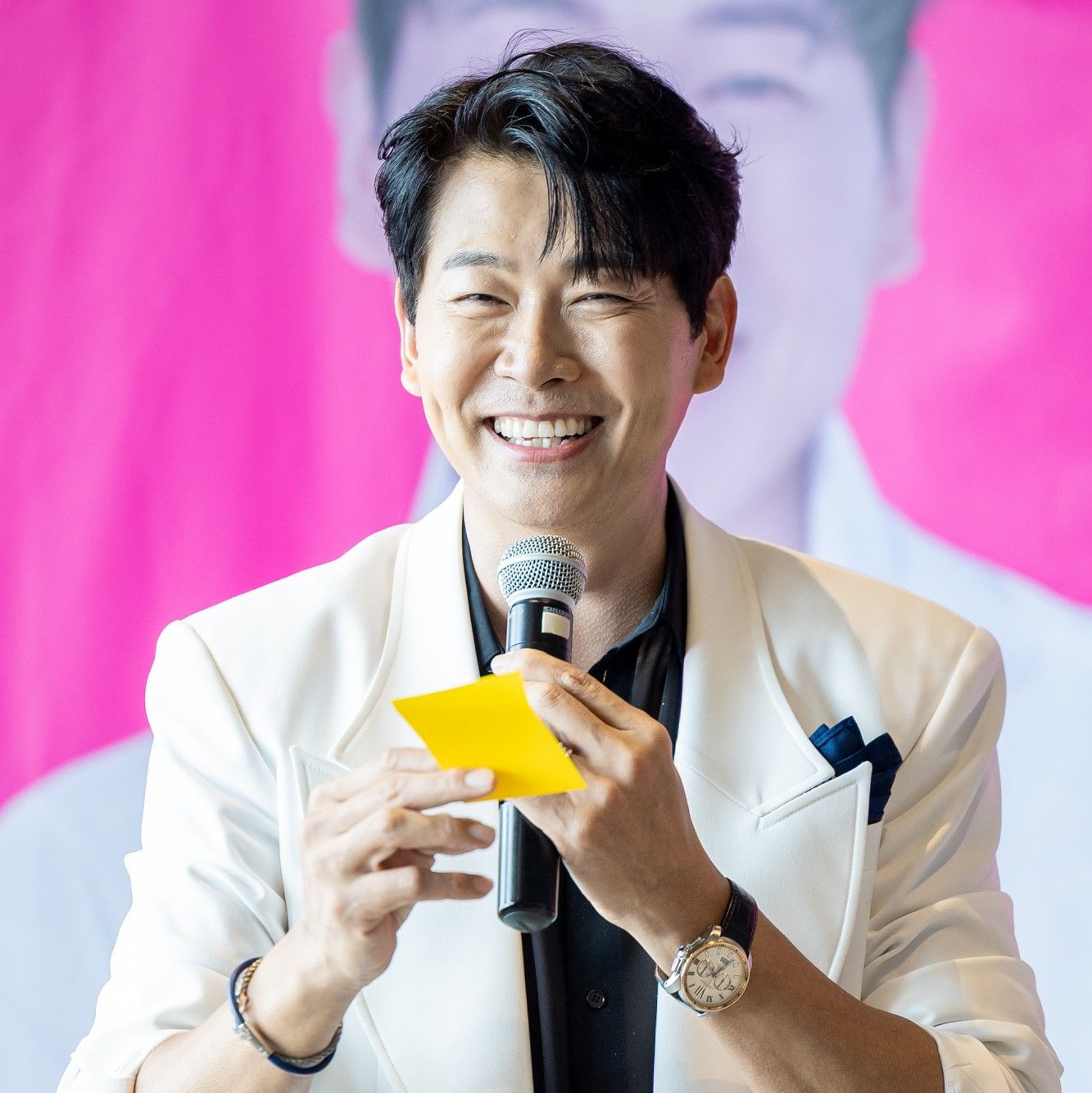 A moment captured by a fan of Kim Yongpil