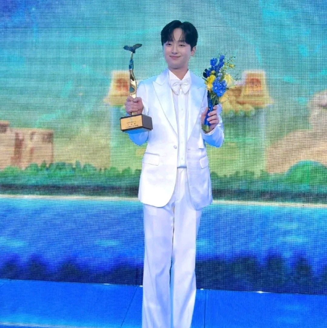 粉丝拍下的李灿元瞬间