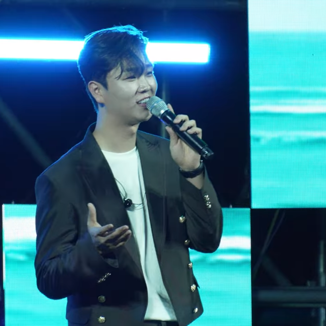 Behind-the-scenes cut of Song Minjun