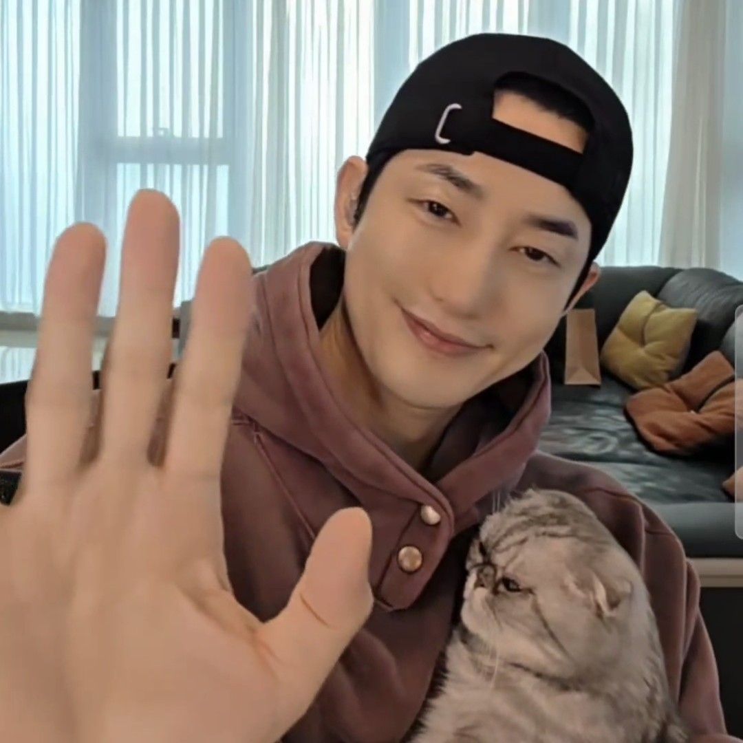 朴施厚的最新照片