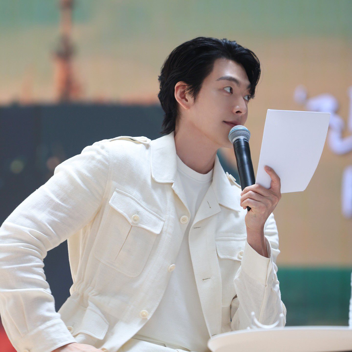 Behind-the-scenes cut of Kim Woobin