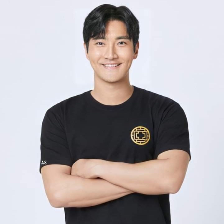 Recent activity shot of Choi Siwon