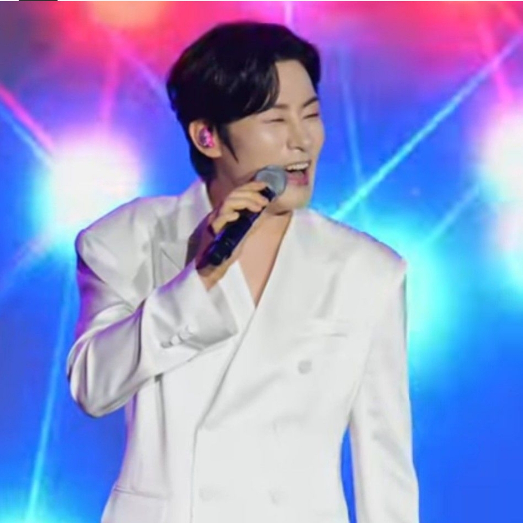 A moment captured by a fan of Kang Moonkyung