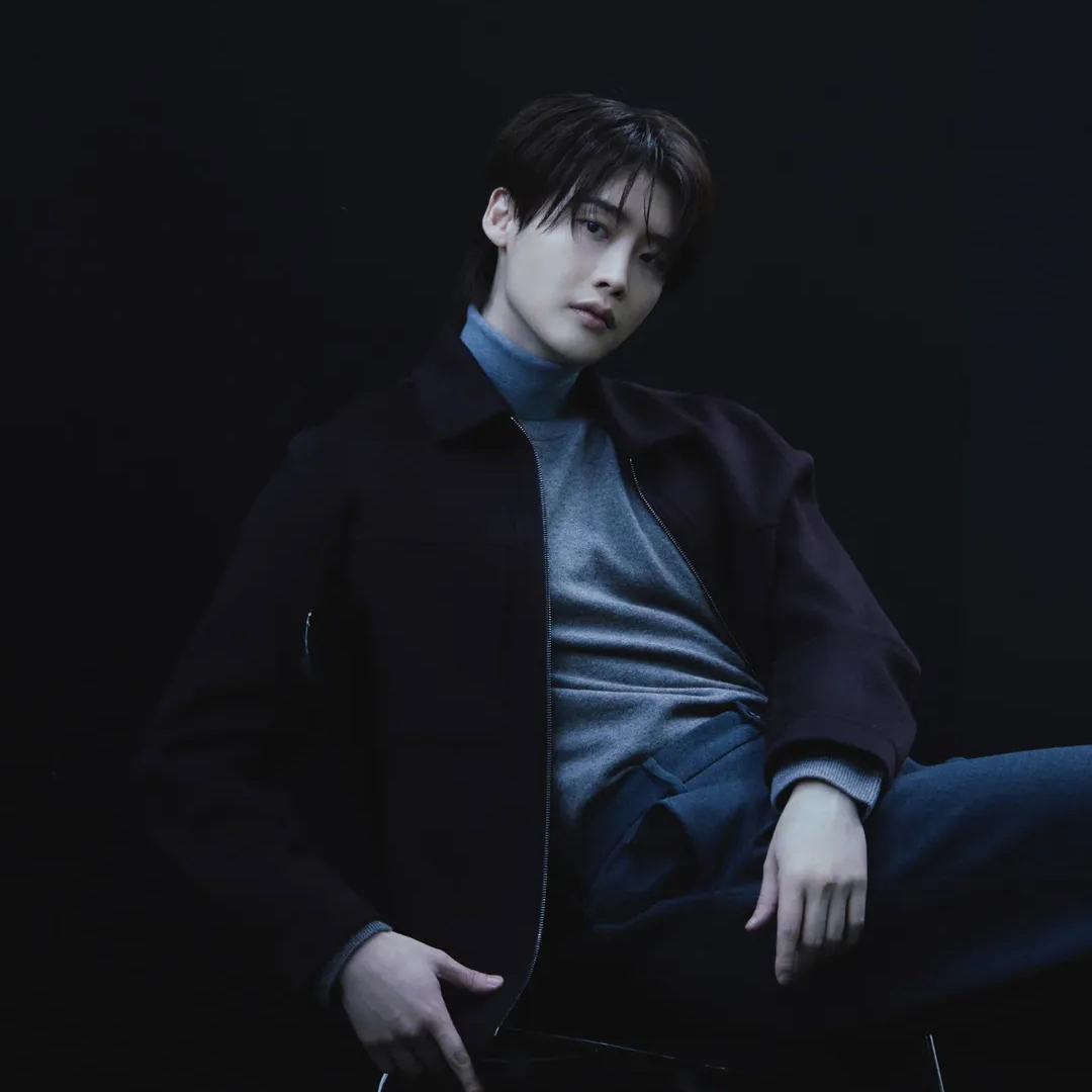 A moment captured by a fan of Lee Jongsuk