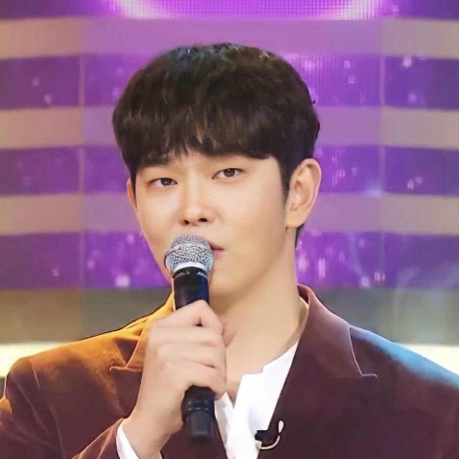 A moment captured by a fan of Yoon Kyunsang