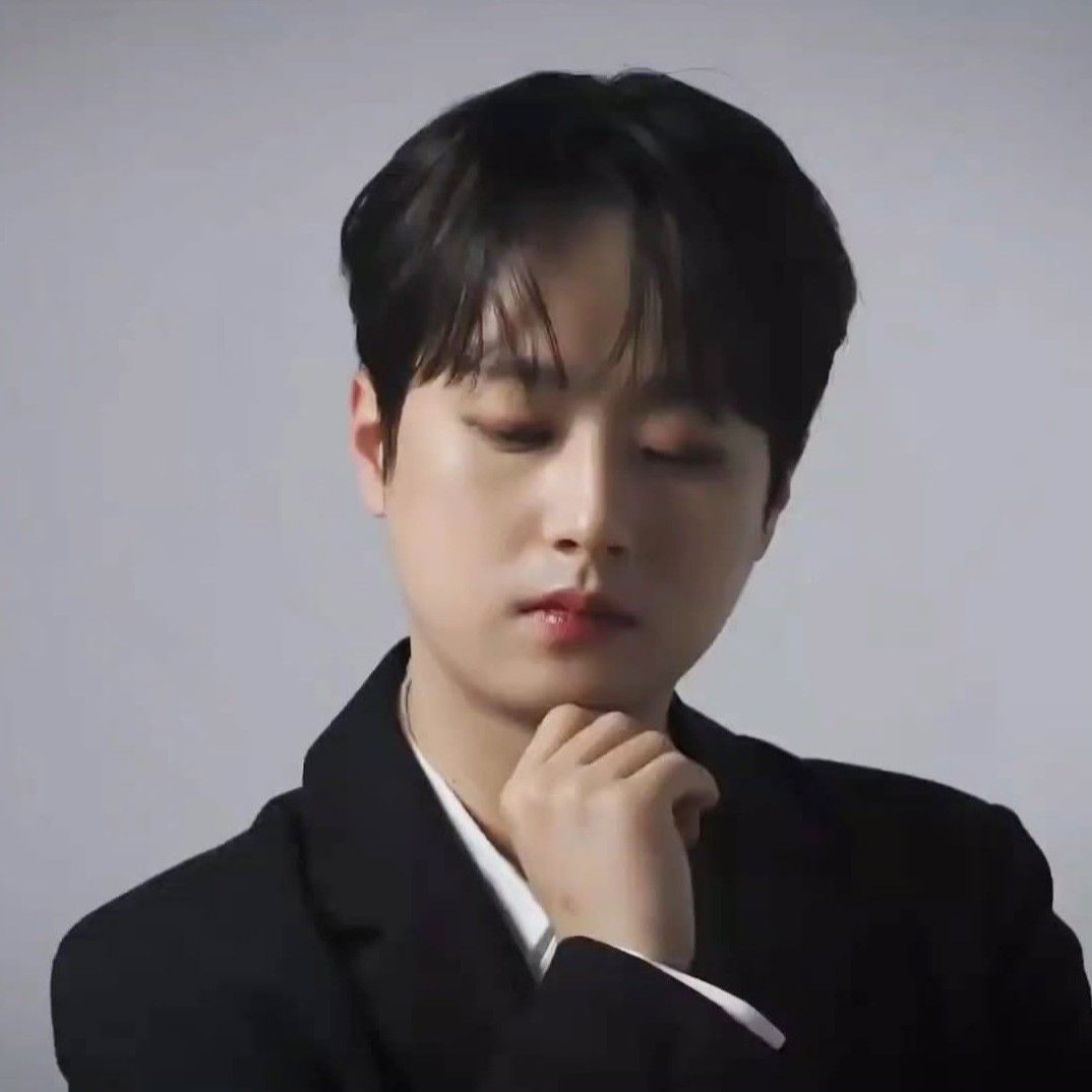 Behind-the-scenes cut of Lee Chanwon