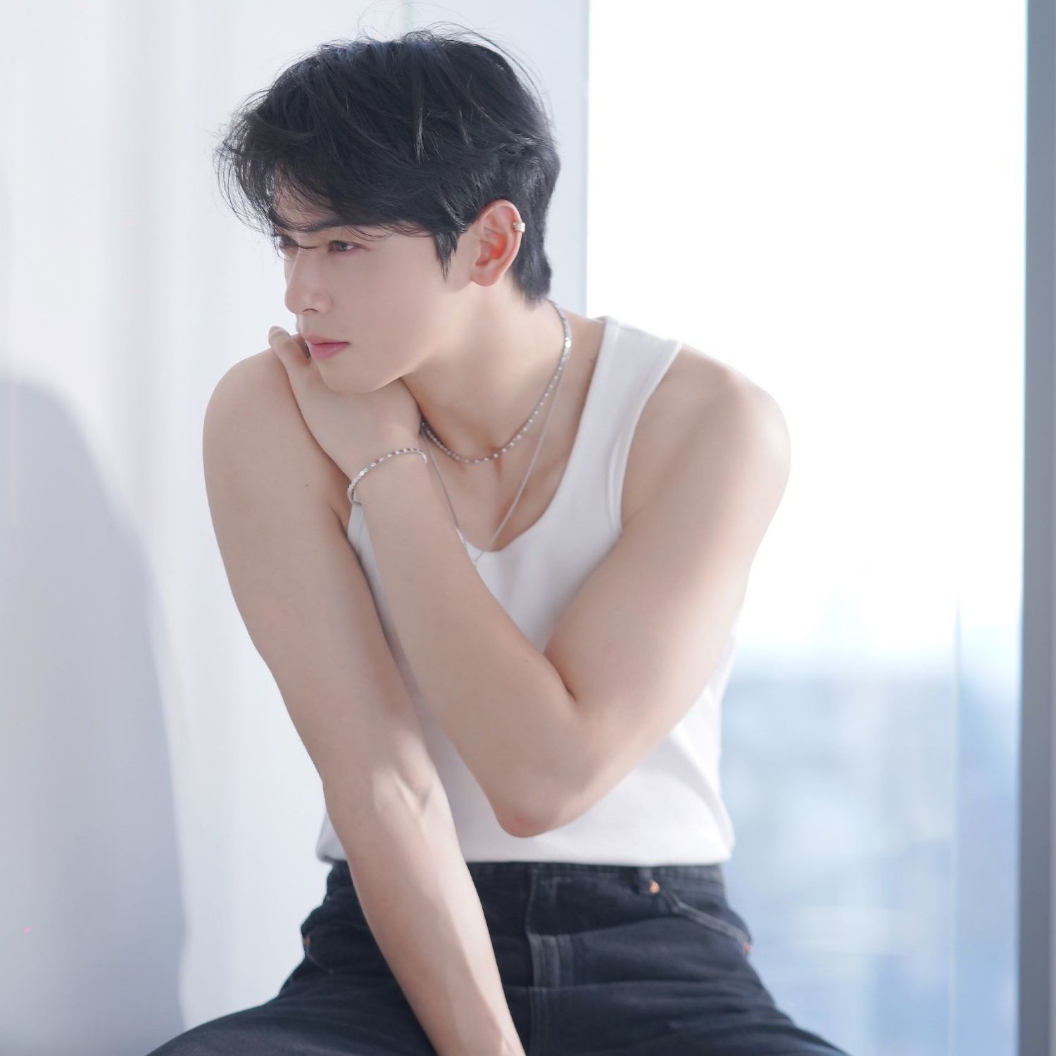 Behind-the-scenes cut of Cha Eunwoo