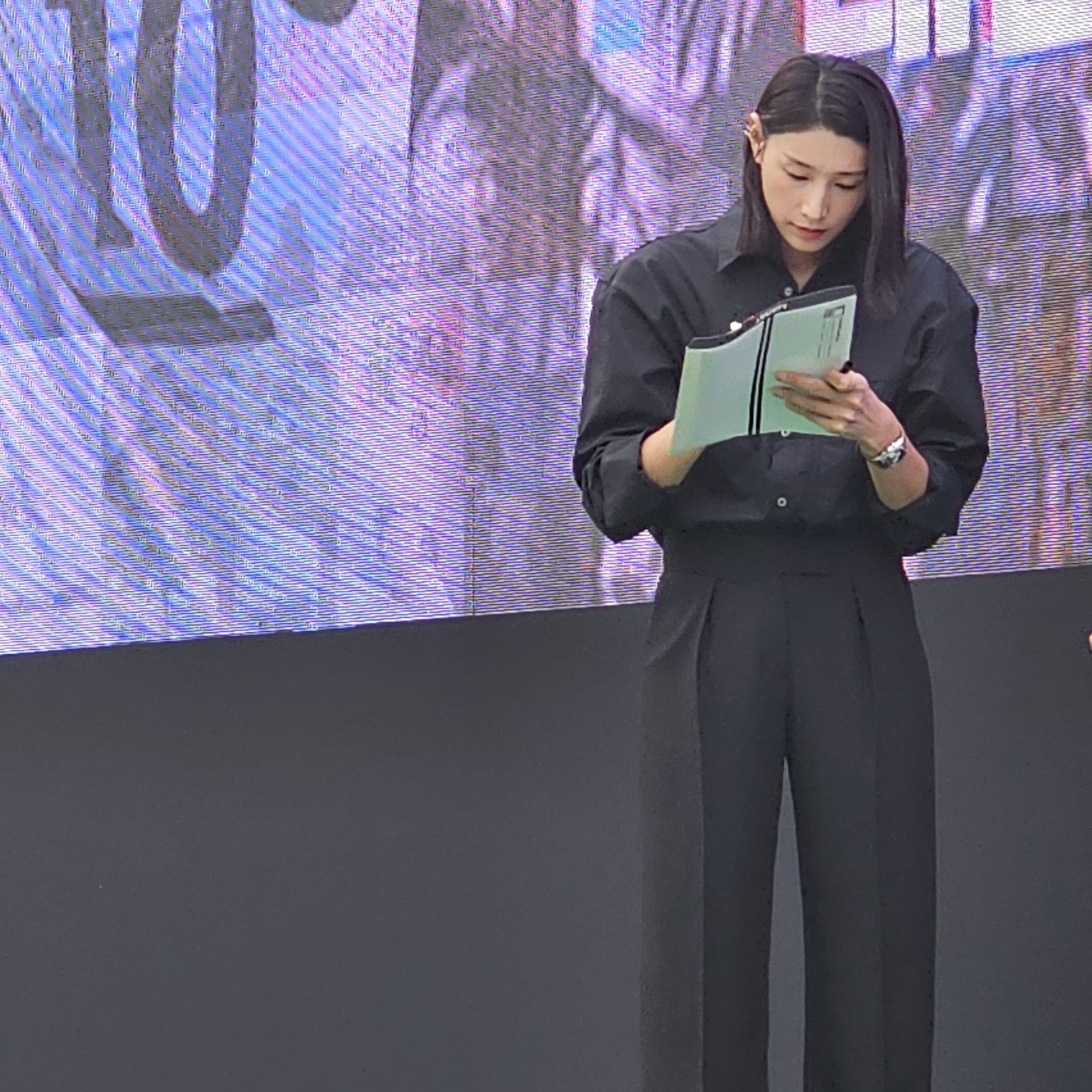 Behind-the-scenes cut of Kim Yeonkoung