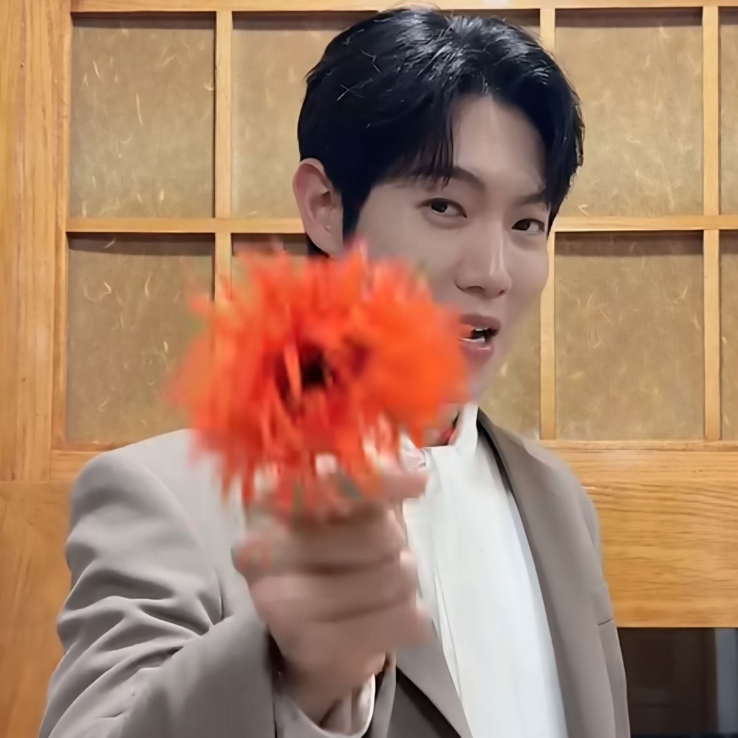 A moment captured by a fan of Son Taejin