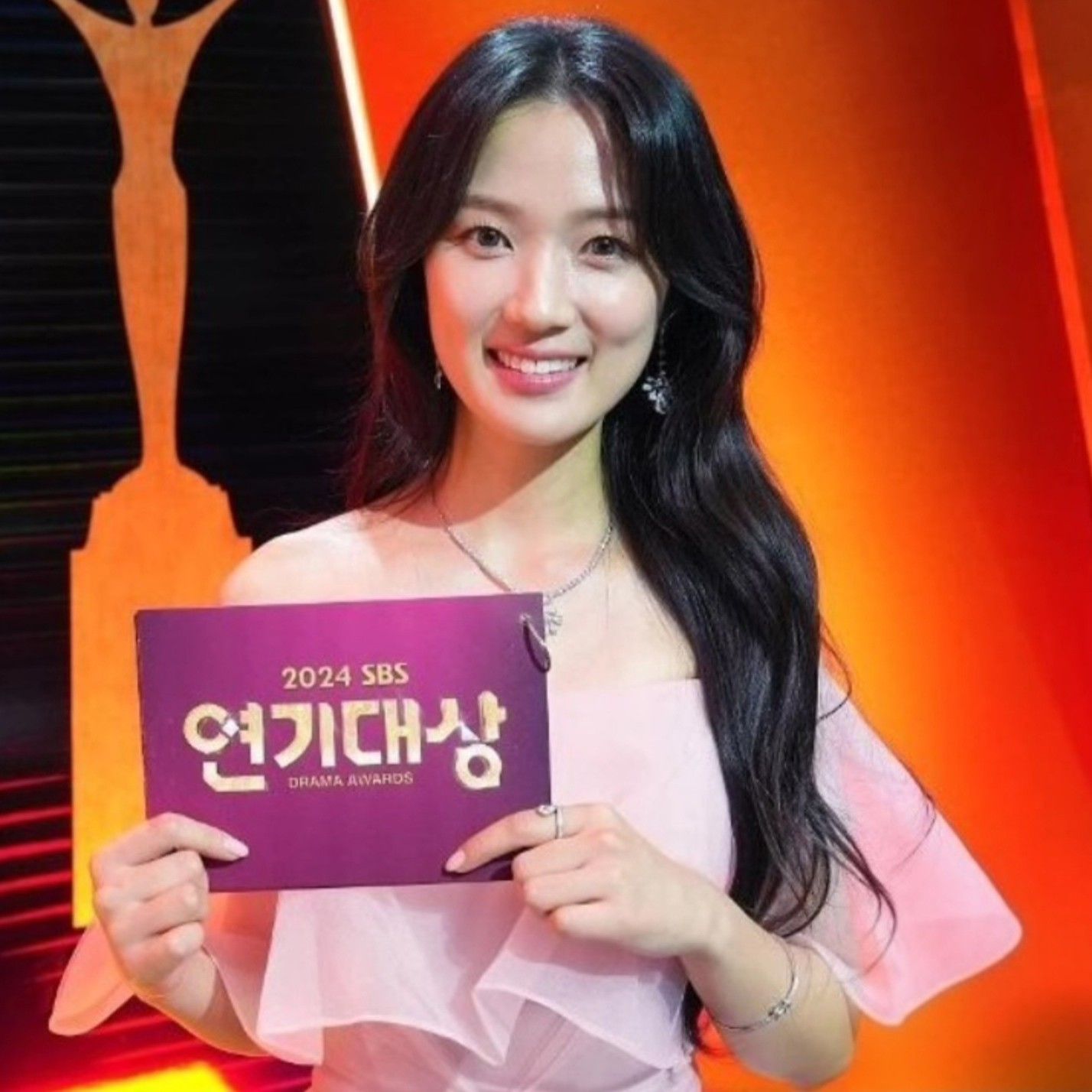 Behind-the-scenes cut of Kim Hyeyoon