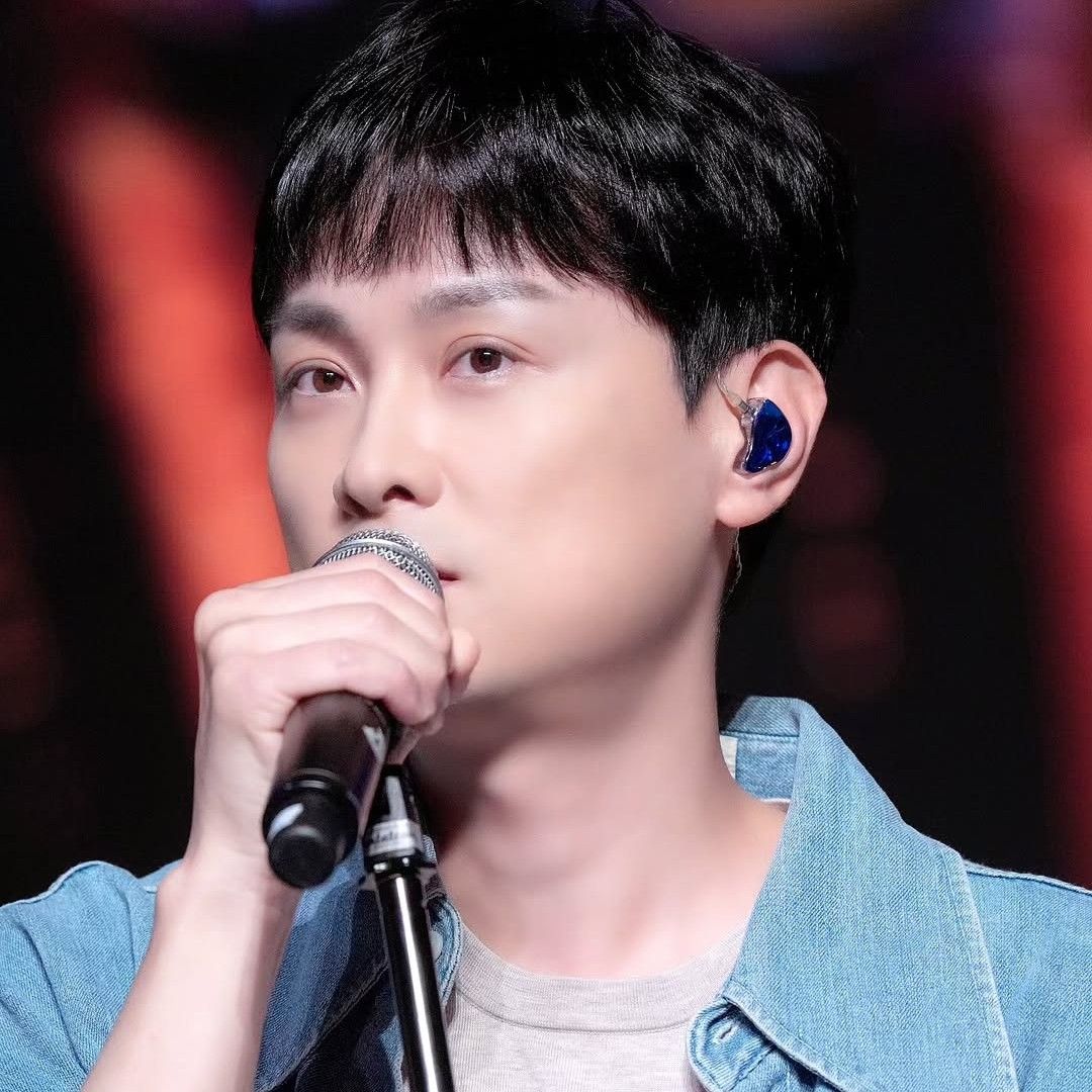Recent activity shot of Min Kyunghoon