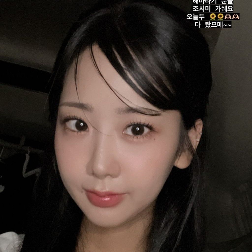 Behind-the-scenes cut of Kang Hyeyeon