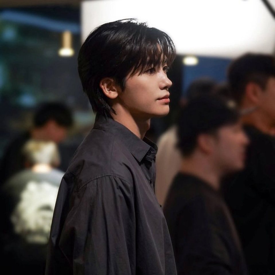 A moment captured by a fan of Park Hyungsik