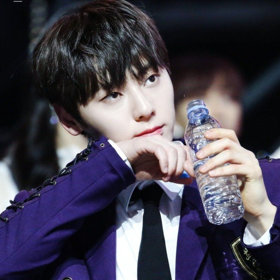 A moment captured by a fan of Hwang Minhyun