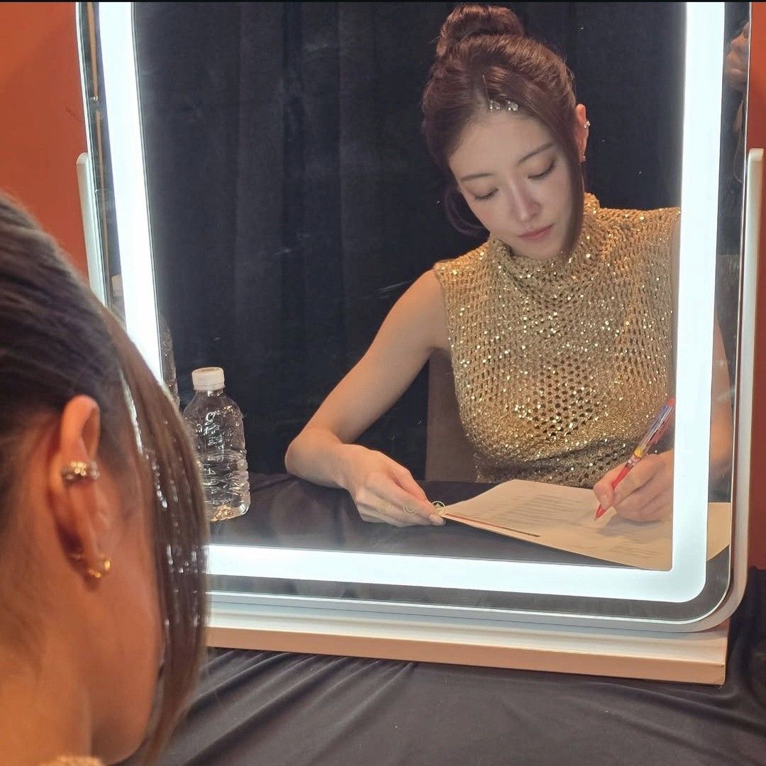 Behind-the-scenes cut of Lee Seyoung