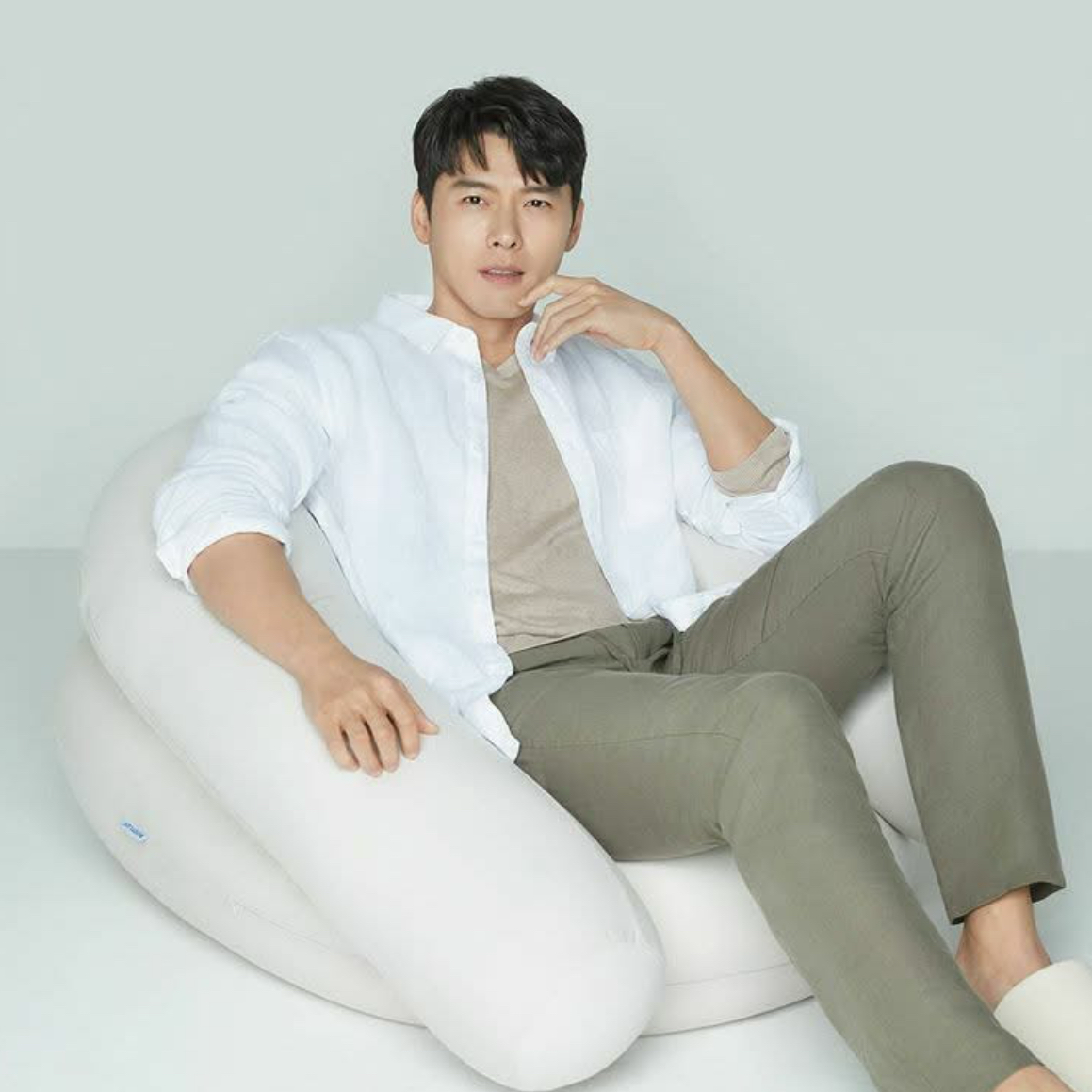 Behind-the-scenes cut of Hyun Bin