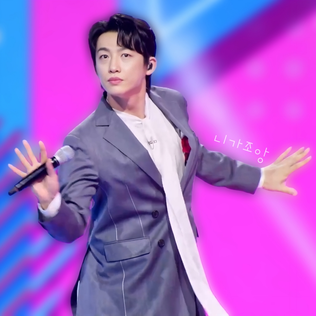 A moment captured by a fan of Shin Seungtae