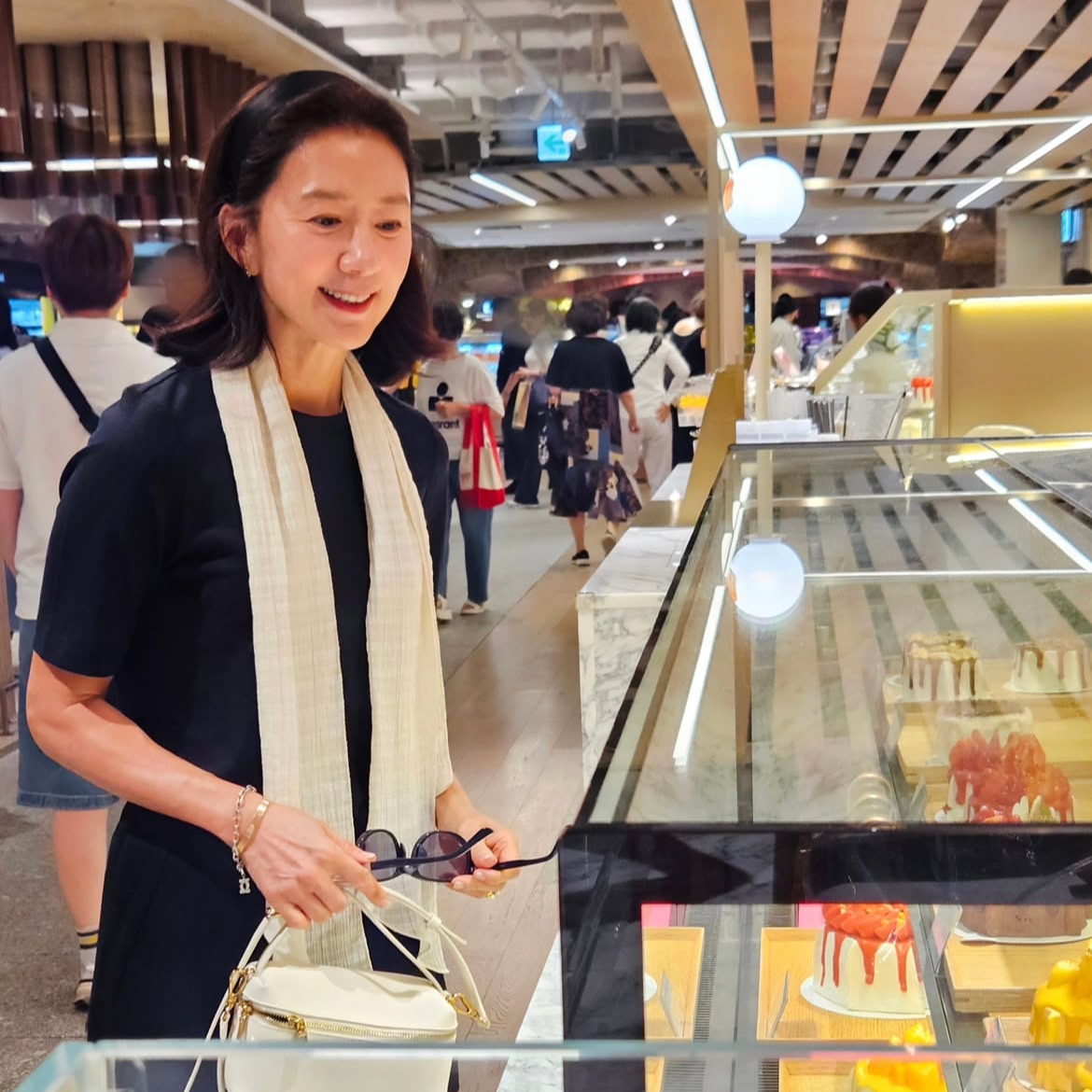 Behind-the-scenes cut of Kim Heeae