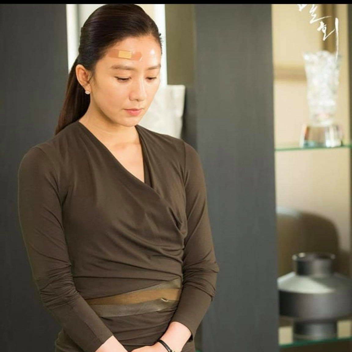 Behind-the-scenes cut of Kim Heeae