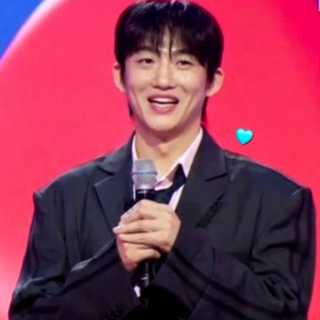 A moment captured by a fan of Shin Seungtae