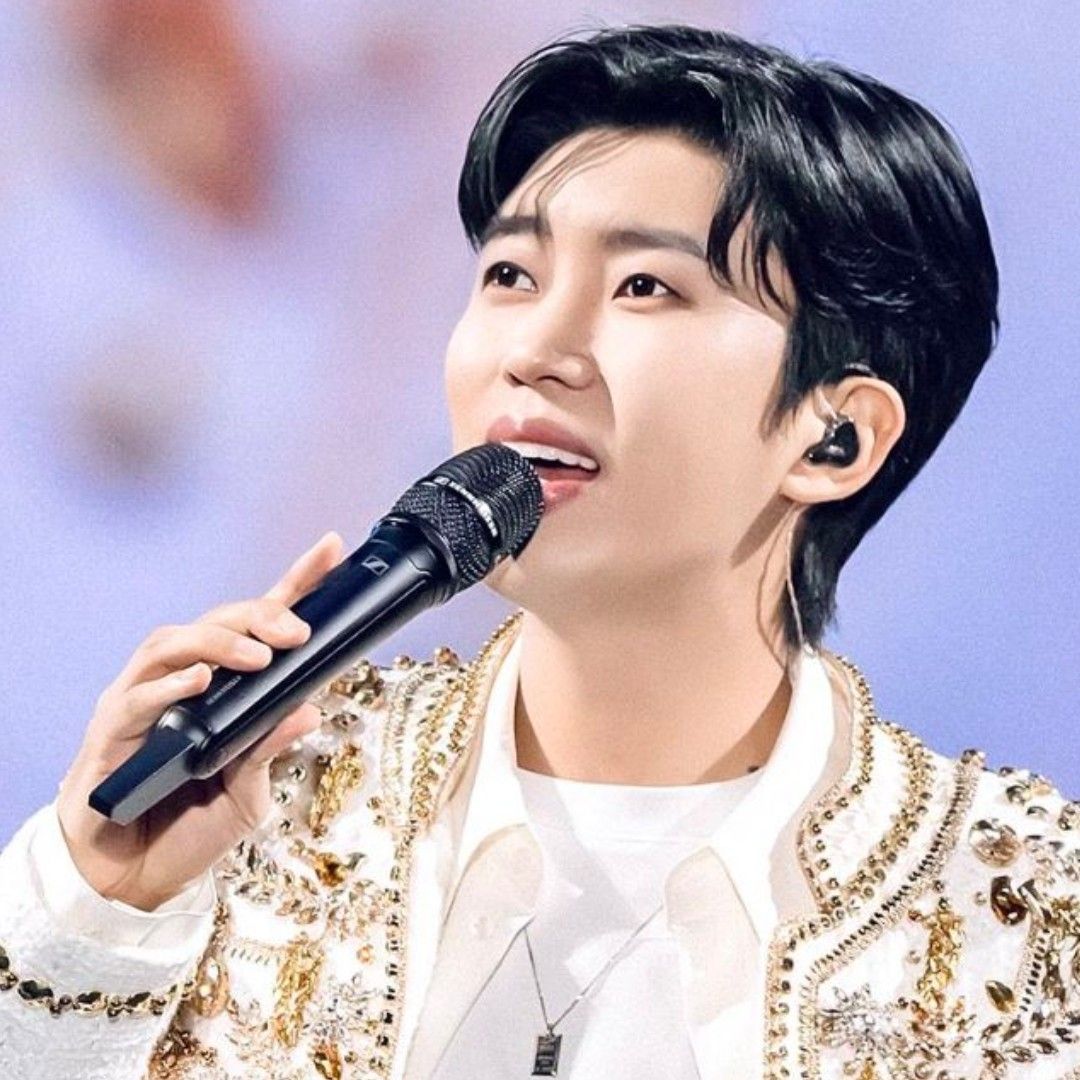 Behind-the-scenes cut of Lim Youngwoong