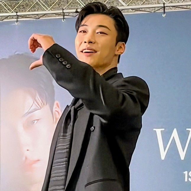 A moment captured by a fan of Woo Dohwan