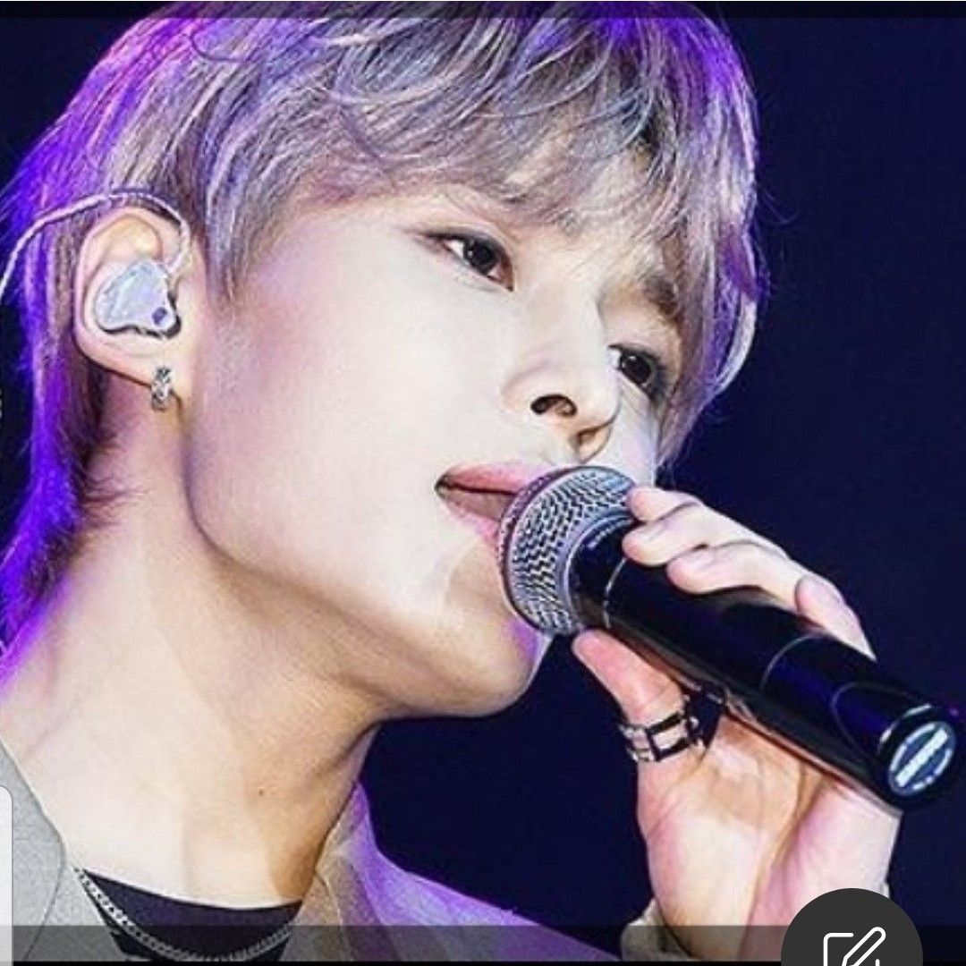 A moment captured by a fan of Seong Ri