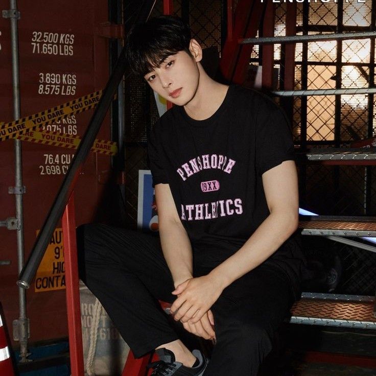Behind-the-scenes cut of Cha Eunwoo