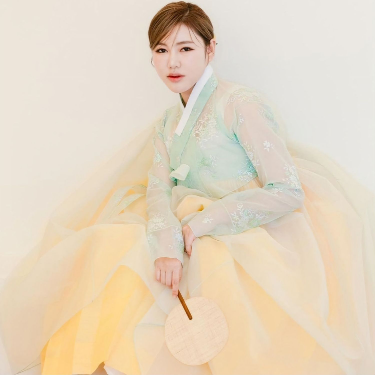 Behind-the-scenes cut of Song Gain