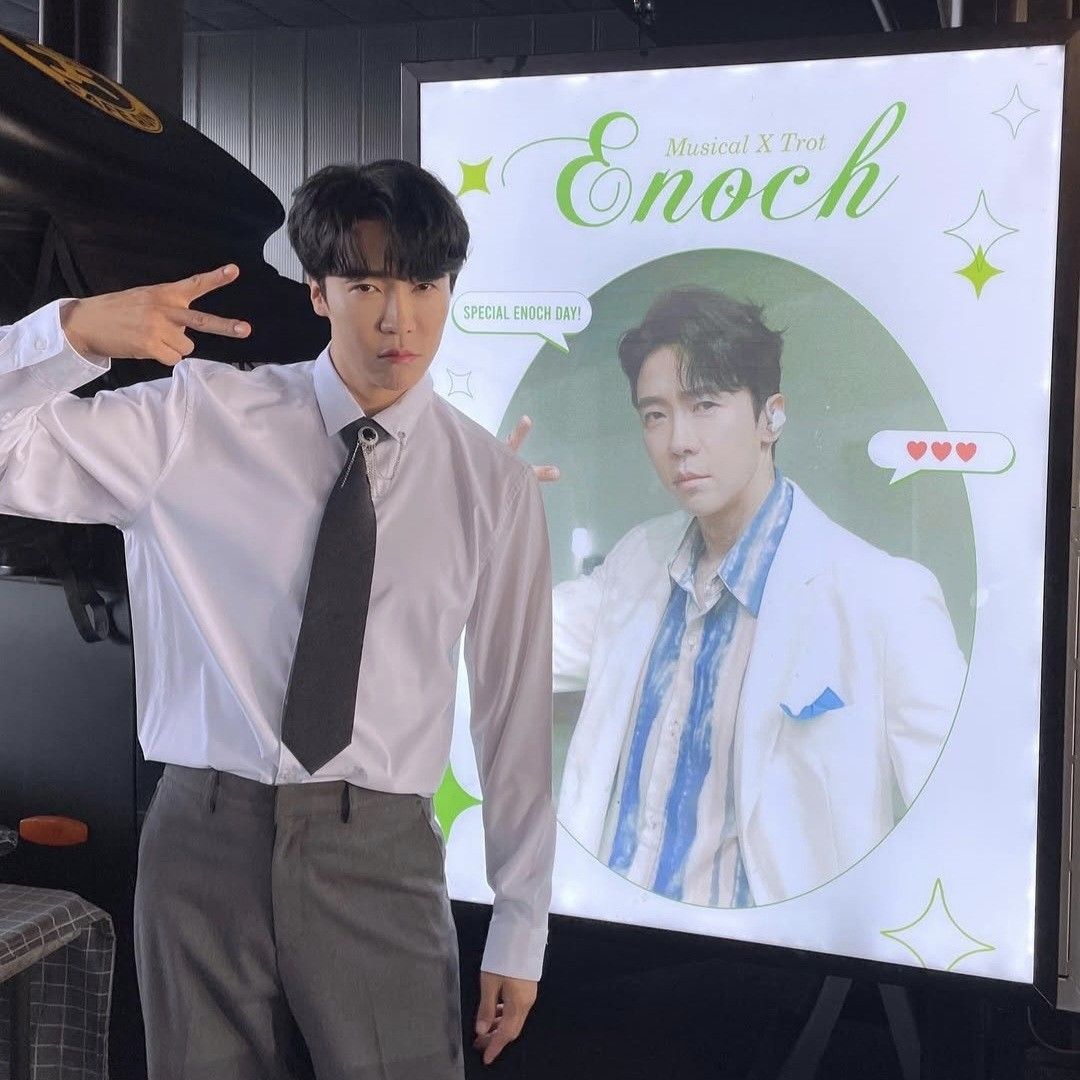 A moment captured by a fan of Enoch