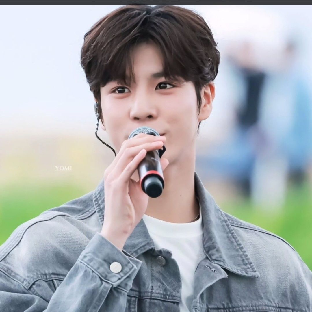 Momen yang diabadikan oleh penggemar Jeong Dongwon