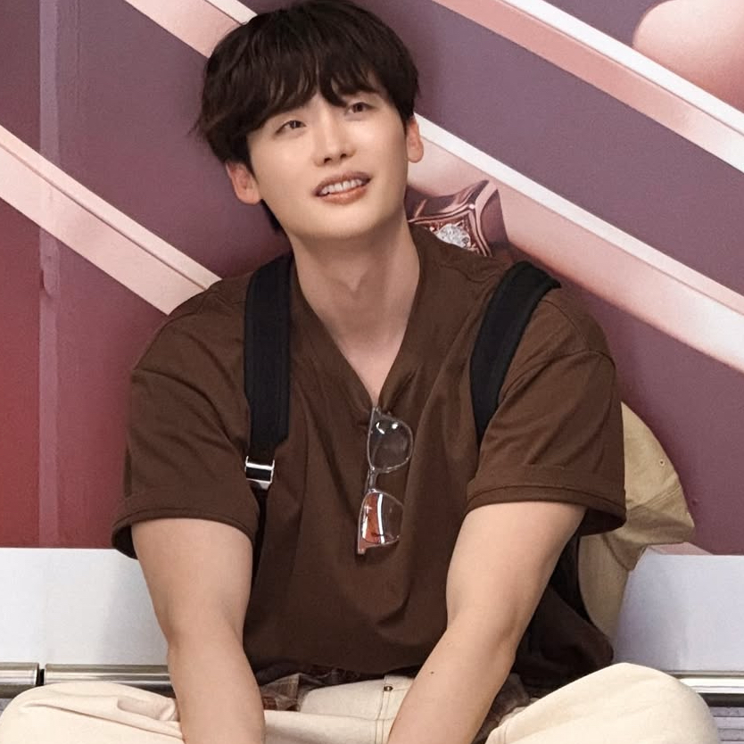 A moment captured by a fan of Lee Jongsuk