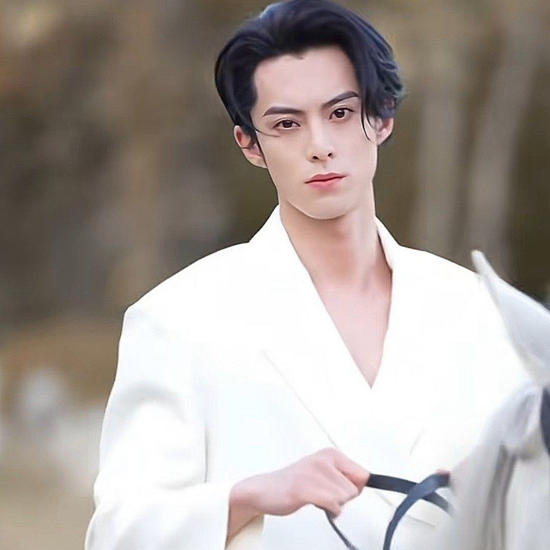 粉丝拍下的王鹤棣瞬间