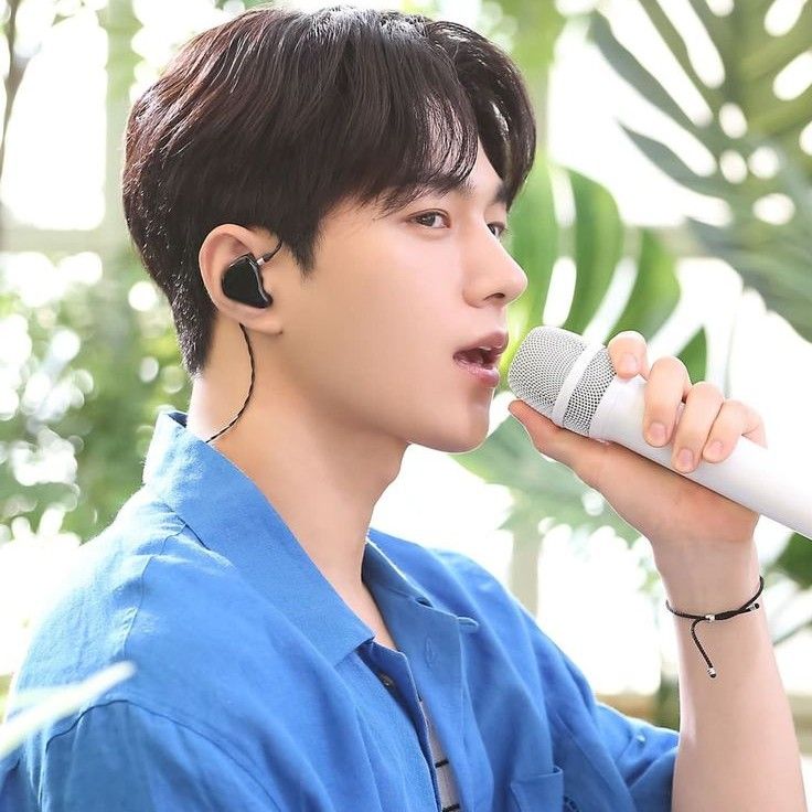 Behind-the-scenes cut of Kim Myungsoo (L)
