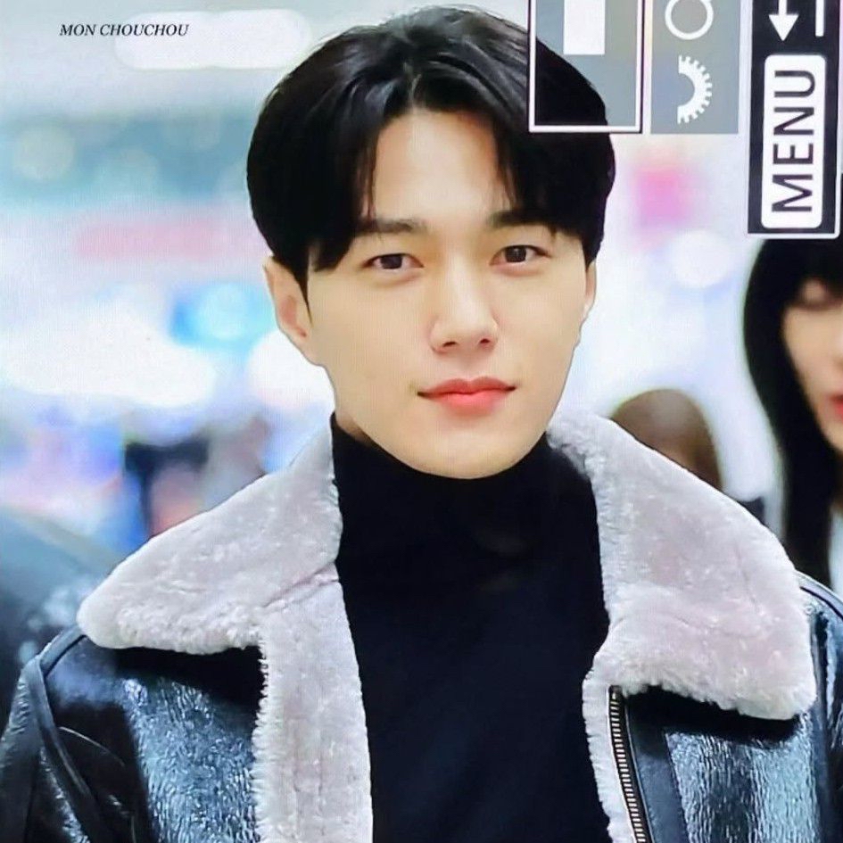 A moment captured by a fan of Kim Myungsoo (L)