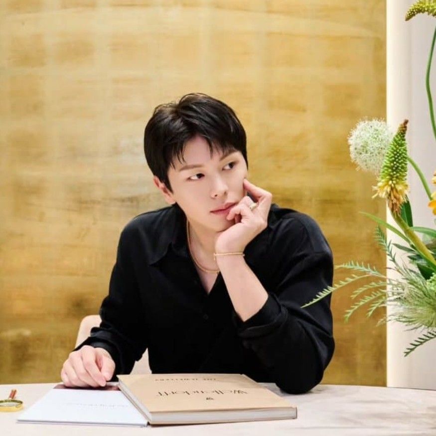 A moment captured by a fan of Yook Sungjae