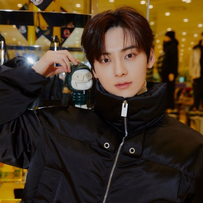 A moment captured by a fan of Hwang Minhyun