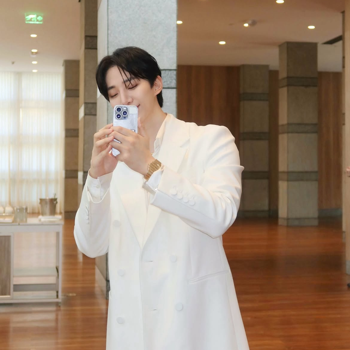 Behind-the-scenes cut of Lee Junho