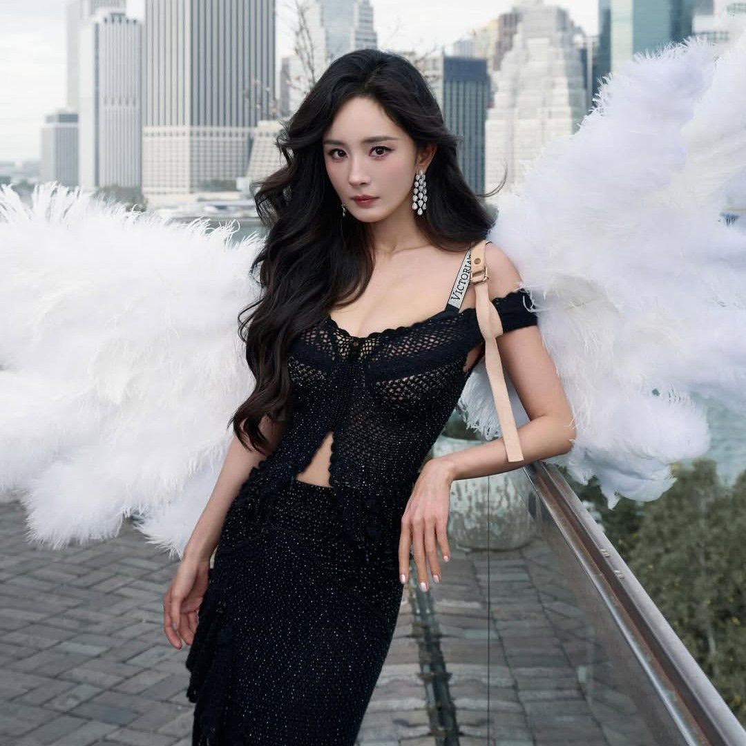 Latest photo of Yang Mi