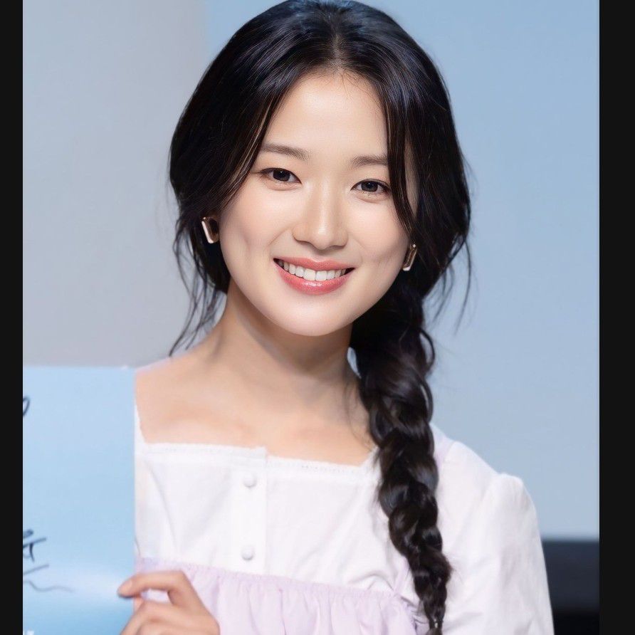 Behind-the-scenes cut of Kim Hyeyoon