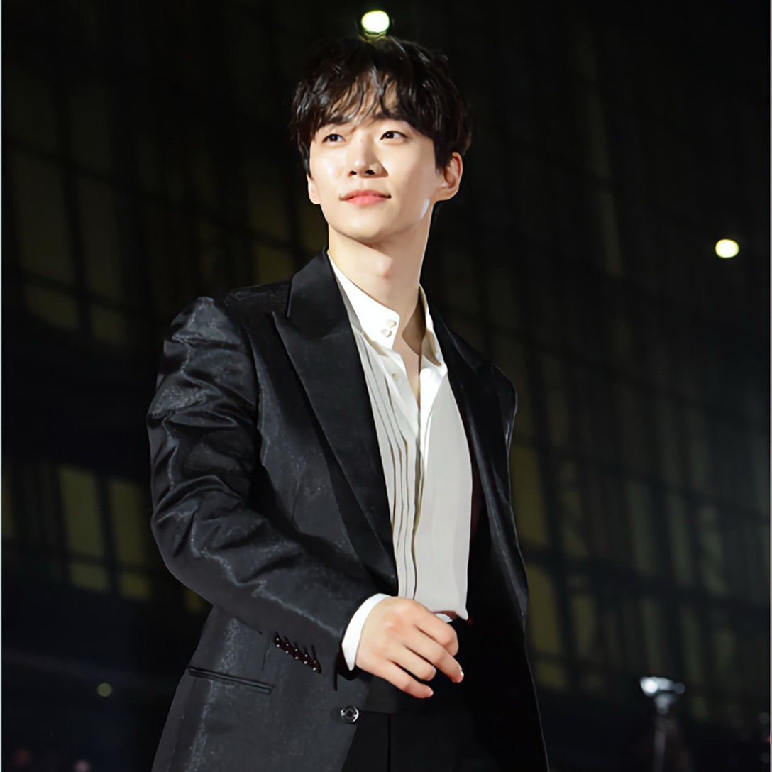 イ・ジュノの最近の活動ショット