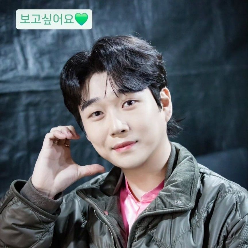 A moment captured by a fan of Hwang Youngwoong