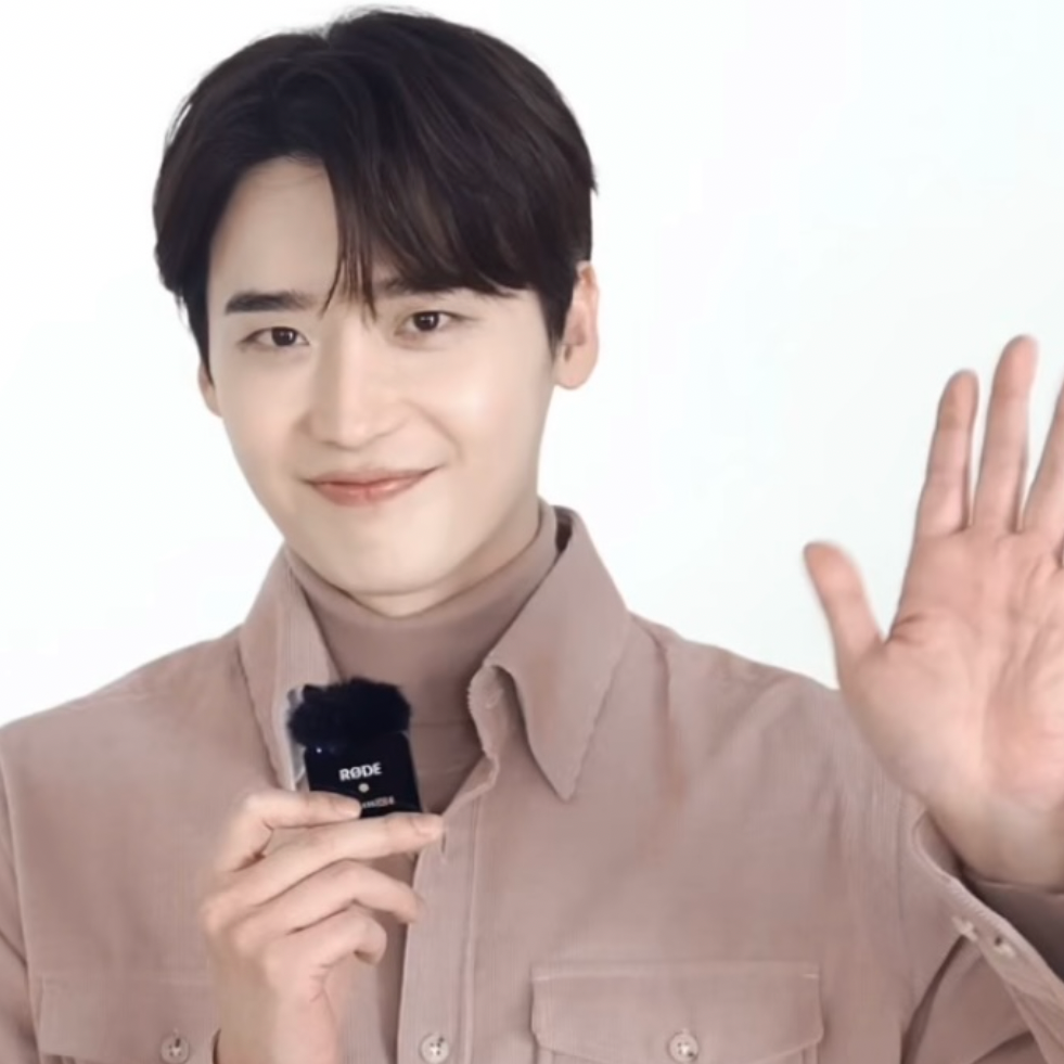 A moment captured by a fan of Lee Jongsuk