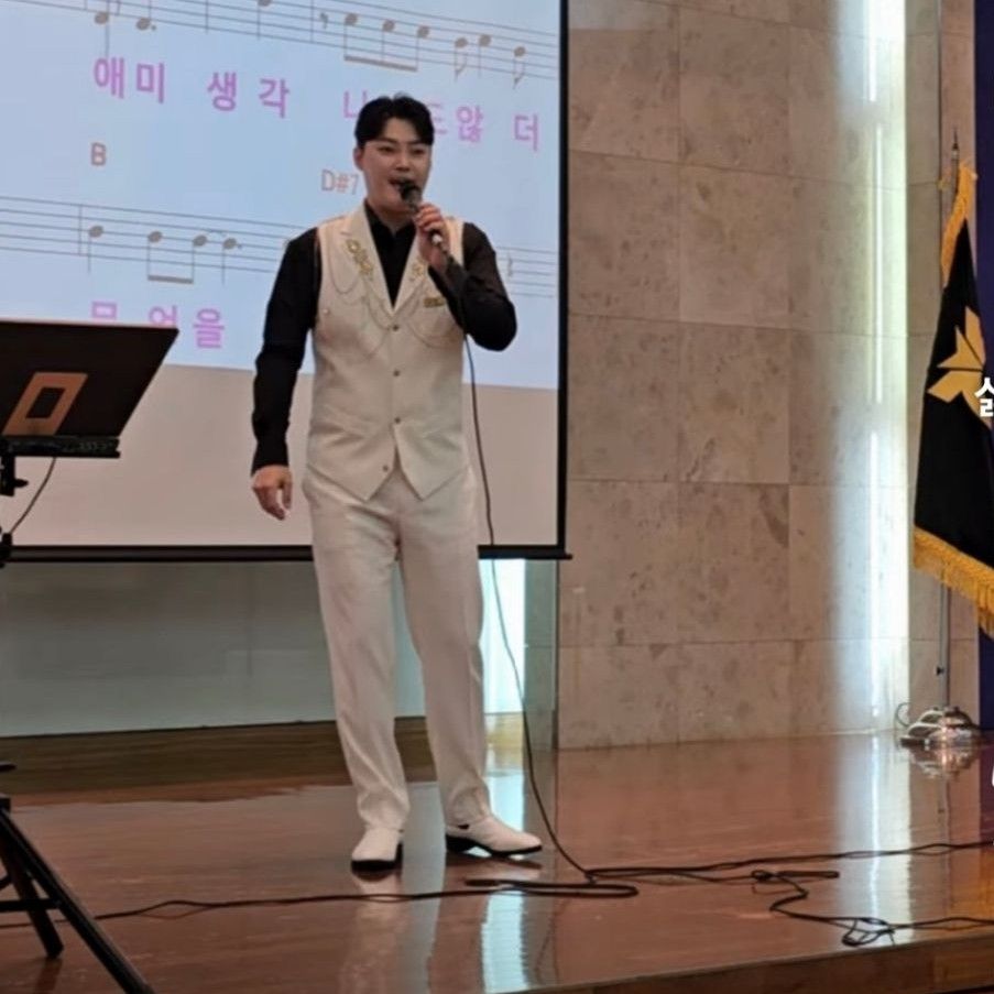 A moment captured by a fan of Kim Kyungmin