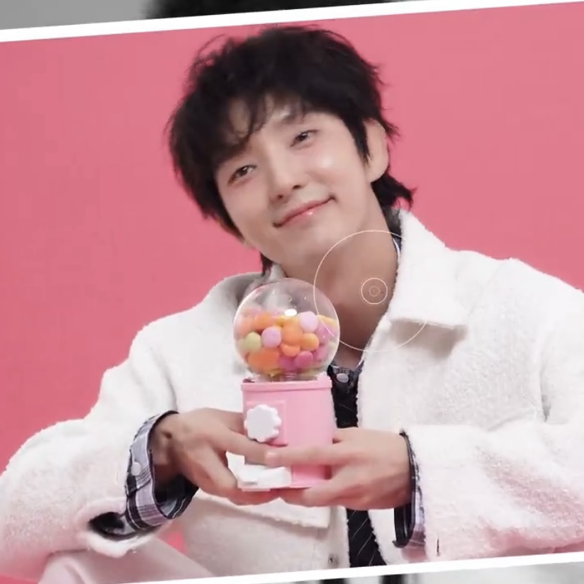 A moment captured by a fan of Lee Joongi