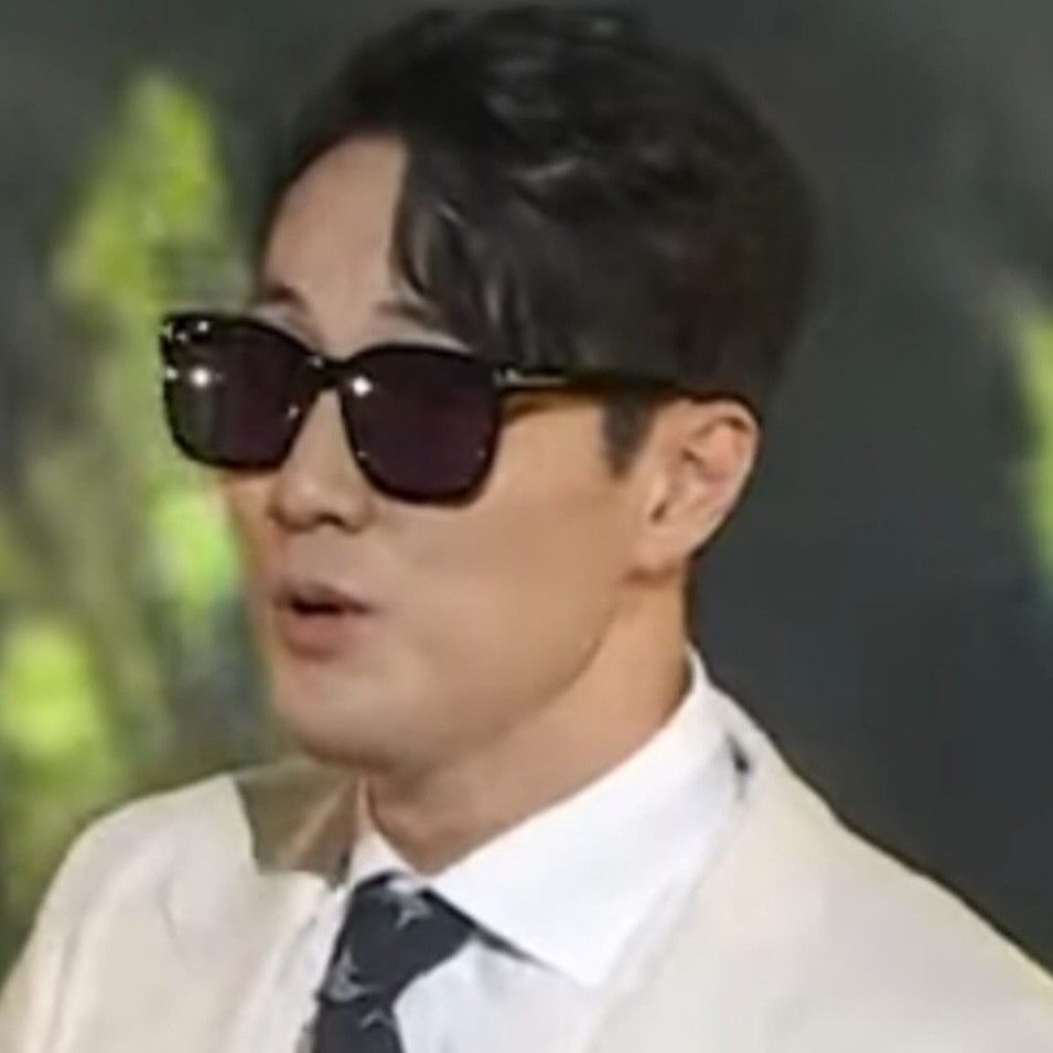 Behind-the-scenes cut of So Jisub