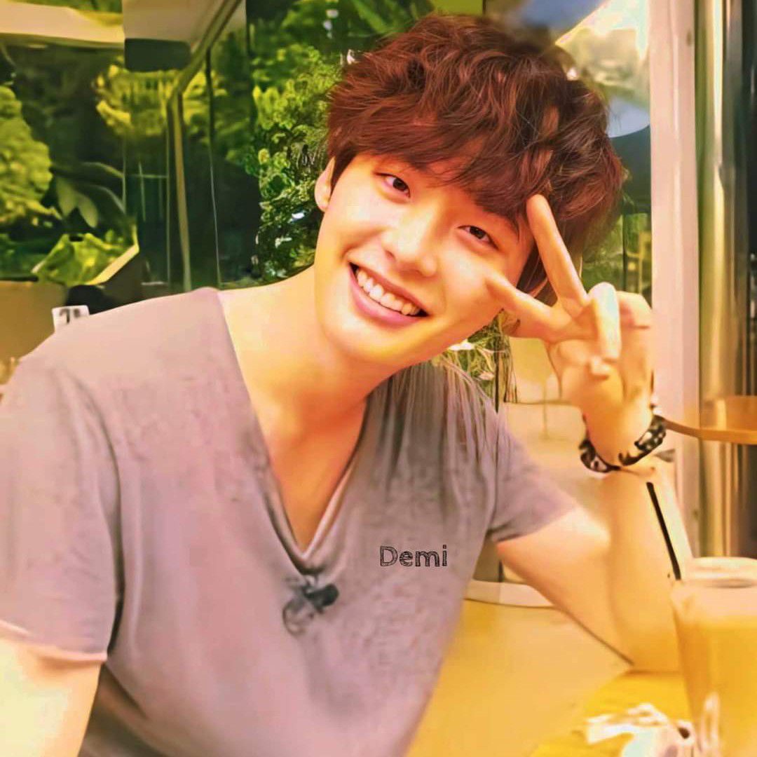 A moment captured by a fan of Lee Jongsuk