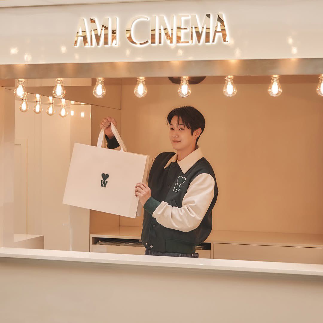 A moment captured by a fan of Choi Wooshik