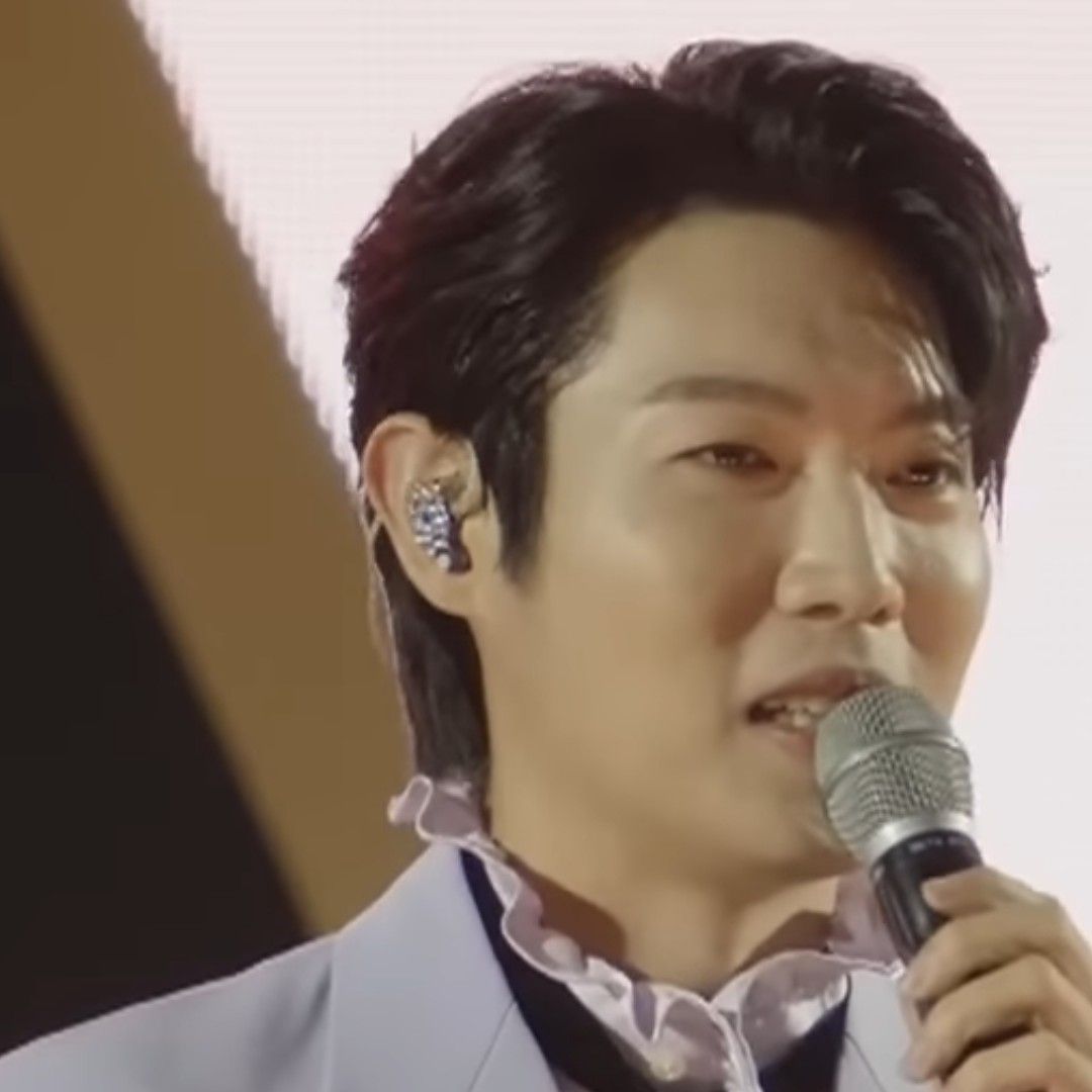 A moment captured by a fan of Son Taejin