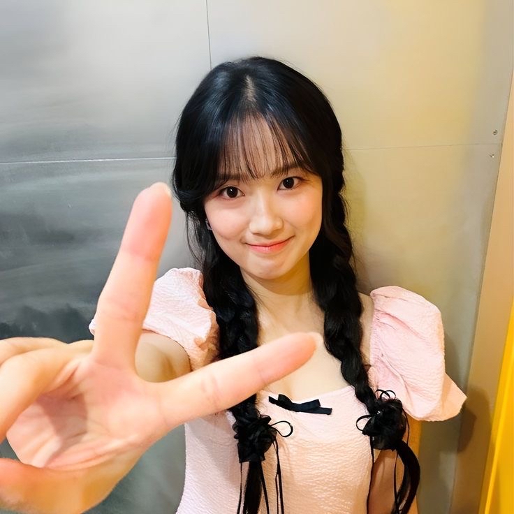 Behind-the-scenes cut of Kim Hyeyoon